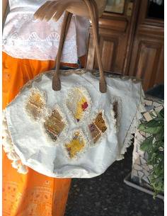 remera-blanca-bordada-artesanal-algodon-premium-estilo-boho-chic-kaylash-detalles-textiles-femeninos 2