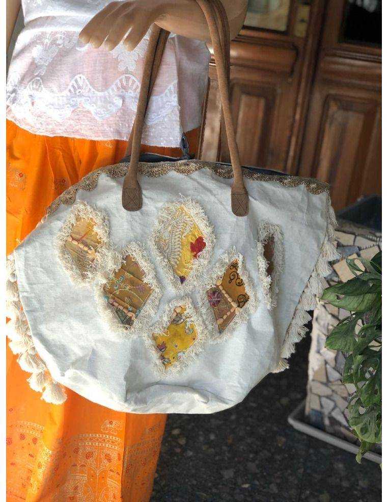 remera-blanca-bordada-artesanal-algodon-premium-estilo-boho-chic-kaylash-detalles-textiles-femeninos