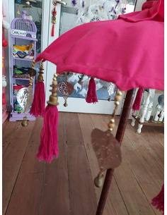 sombrilla-con-caireles-decorativa-artesanal-boho-chic-cristales-reflejo-luz-kaylash 2