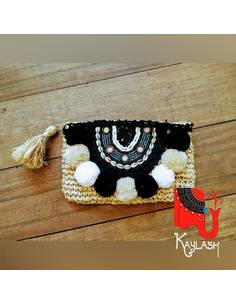 sobre-niky-pompon-cartera-mano-artesanal-boho-chic-detalle-pompón-accesorio-místico-kaylash