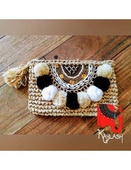 sobre-niky-pompon-cartera-mano-artesanal-boho-chic-detalle-pompón-accesorio-místico-kaylash