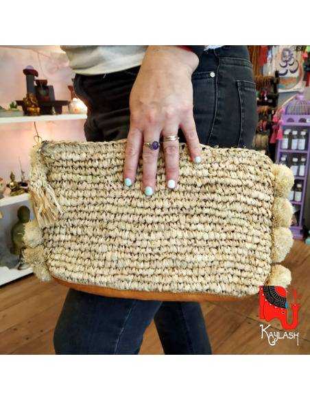 sobre-rafia-cuero-y-pom-pon-cartera-mano-artesanal-moda-boho-chic-fibras-naturales-kaylash