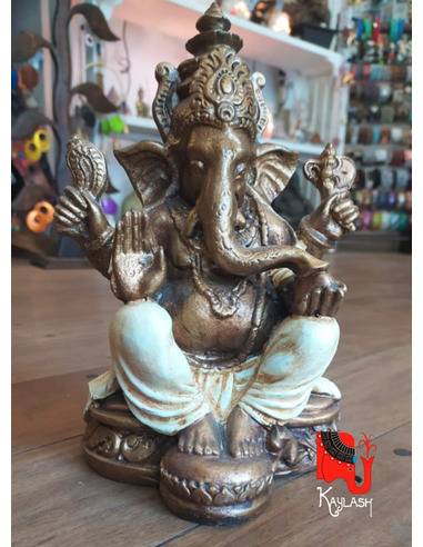 Lord Ganesh sentado sobre loto