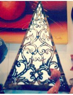 lampara-piramide-decorativa-pie-metal-chapa-tela-blanca-indonesia-iluminacion-mística-kaylash