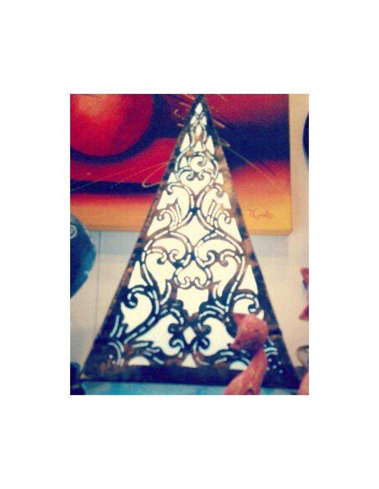 lampara-piramide-decorativa-pie-metal-chapa-tela-blanca-indonesia-iluminacion-mística-kaylash