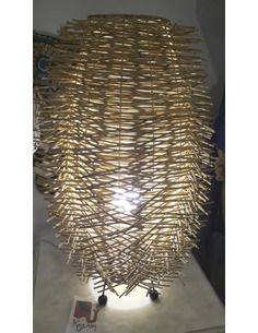 lampara-de-ratan-de-pie-artesanal-iluminacion-boho-chic-fibras-naturales-decoracion-mística-hogar-kaylash