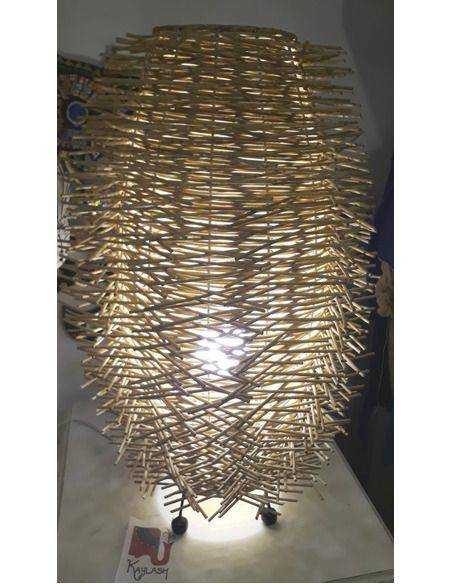 lampara-de-ratan-de-pie-artesanal-iluminacion-boho-chic-fibras-naturales-decoracion-mística-hogar-kaylash