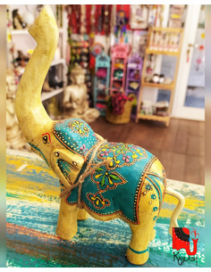 Elefante de trompa alta