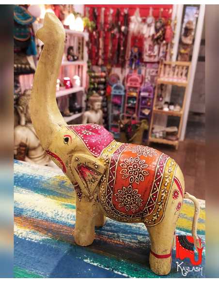 Elefante pintado trompa alta