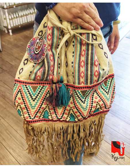 Mochila bordada con flecos