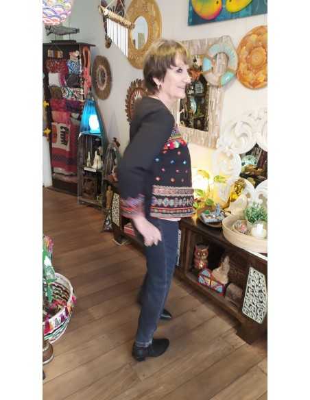 chaqueta-bordada-pom-pon-estilo-boho-chic-artesanal-detalles-color-mujer-kaylash