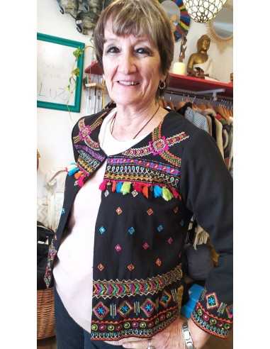 chaqueta-bordada-pom-pon-estilo-boho-chic-artesanal-detalles-color-mujer-kaylash