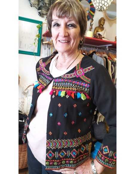 chaqueta-bordada-pom-pon-estilo-boho-chic-artesanal-detalles-color-mujer-kaylash