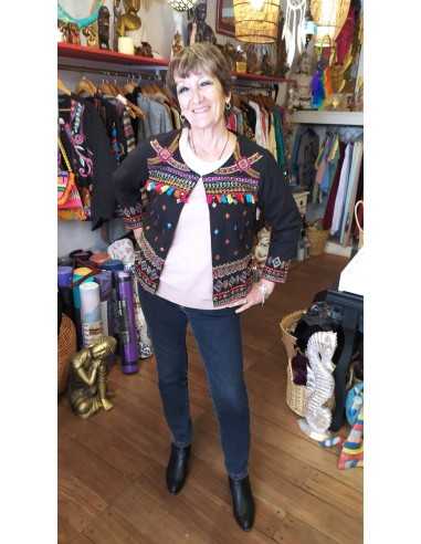 chaqueta-bordada-pom-pon-estilo-boho-chic-artesanal-detalles-color-mujer-kaylash