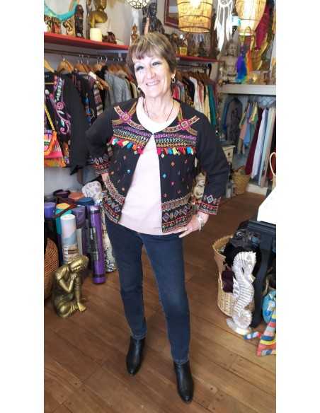 chaqueta-bordada-pom-pon-estilo-boho-chic-artesanal-detalles-color-mujer-kaylash