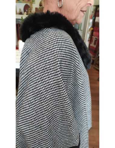 ruana-en-blanco-y-negro-abrigo-mujer-estilo-boho-chic-elegante-invierno-2026-kaylash