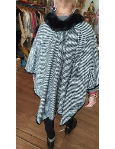 ruana-en-blanco-y-negro-abrigo-mujer-estilo-boho-chic-elegante-invierno-2026-kaylash