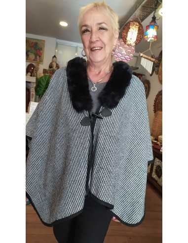 ruana-en-blanco-y-negro-abrigo-mujer-estilo-boho-chic-elegante-invierno-2026-kaylash