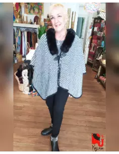 ruana-en-blanco-y-negro-abrigo-mujer-estilo-boho-chic-elegante-invierno-2026-kaylash