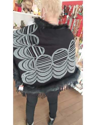 Poncho negro con piel