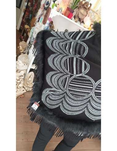 Poncho negro con piel