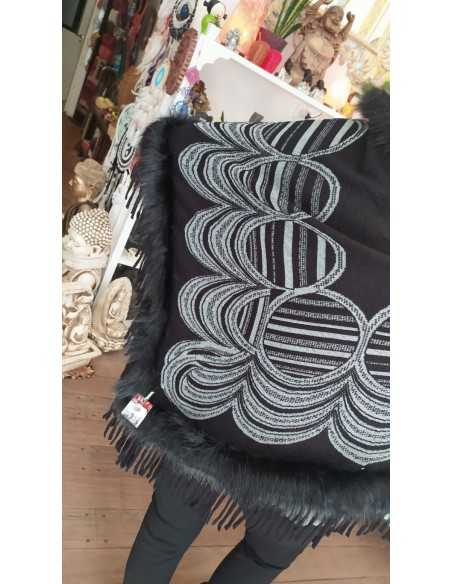 Poncho negro con piel