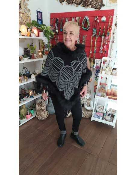 Poncho negro con piel