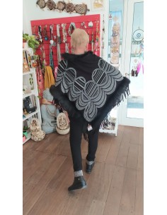 Poncho negro con piel 2