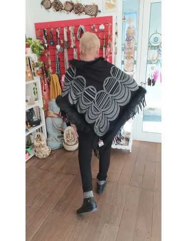 Poncho negro con piel