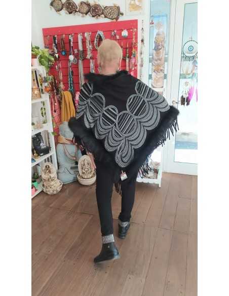 Poncho negro con piel
