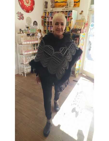 Poncho negro con piel