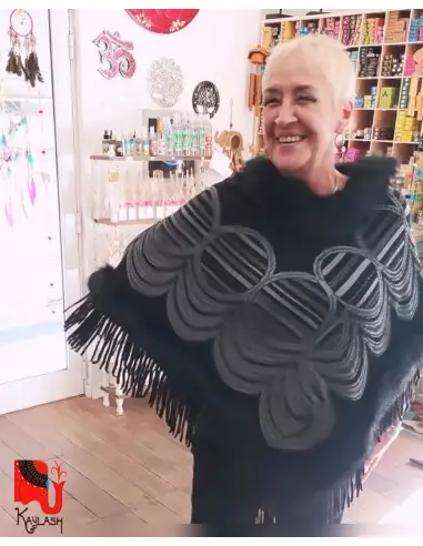Poncho negro con piel