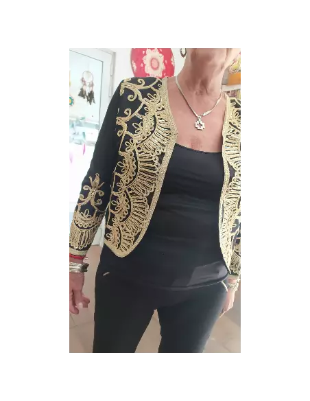 chaqueta-bordada-con-dorado-estilo-boho-chic-lujo-artesanal-indumentaria-mujer-mística-kaylash