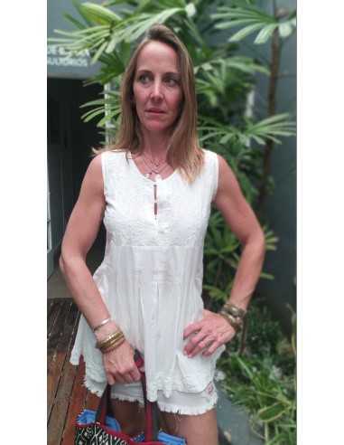 musculosa-bordada-blanca-mujer-estilo-boho-chic-bordado-artesanal-indumentaria-fresca-kaylash-2026