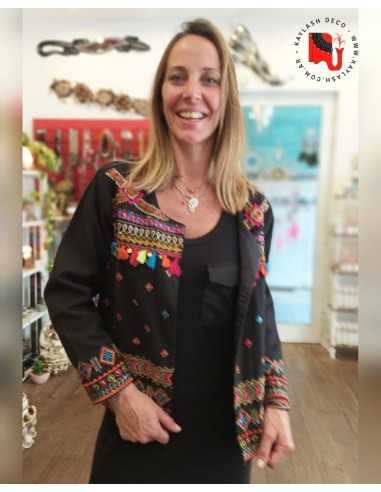 chaqueta-bordada-pom-pon-estilo-boho-chic-artesanal-detalles-color-mujer-kaylash
