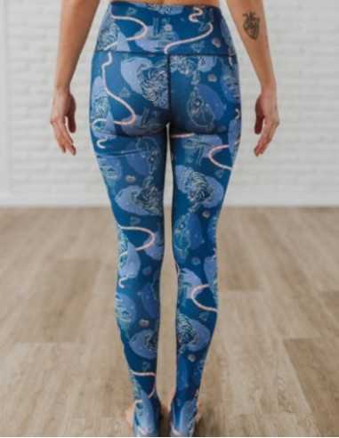 lulea-legging-polvo-de-estrellas-calza-yoga-sustentable-alta-compresion-diseno-galactico-kaylash
