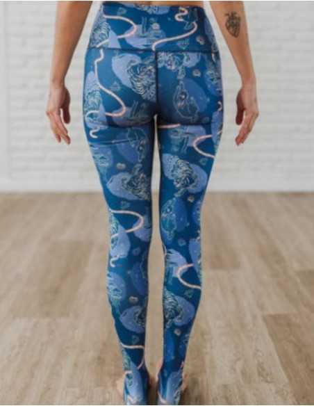 lulea-legging-polvo-de-estrellas-calza-yoga-sustentable-alta-compresion-diseno-galactico-kaylash