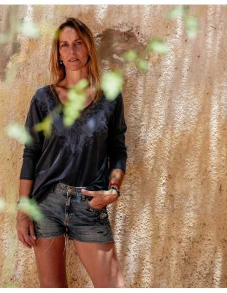 remera-bordada-azul-algodon-premium-detalle-artesanal-estilo-boho-femenino-kaylash