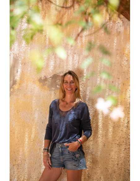 remera-bordada-azul-algodon-premium-detalle-artesanal-estilo-boho-femenino-kaylash