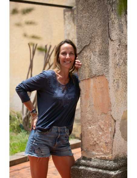 remera-bordada-azul-algodon-premium-detalle-artesanal-estilo-boho-femenino-kaylash