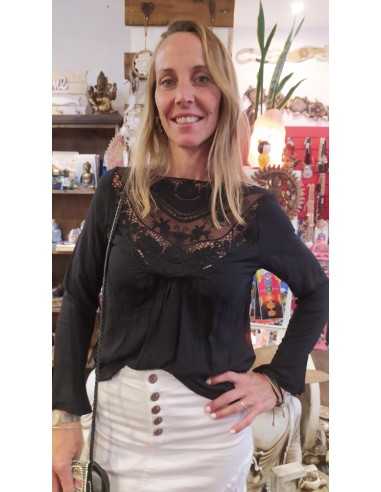 remera-bordada-algodon-premium-detalle-artesanal-kaylash-moda-consciente-calidad