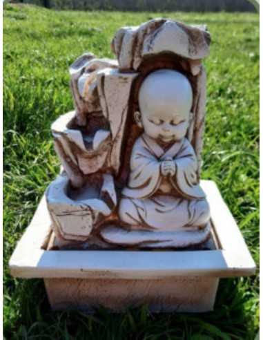 Fuente de agua monje bebe