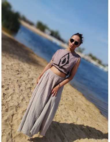 look-boho-romantico-con-pollera-larga-de-gasa-y-accesorios-misticos