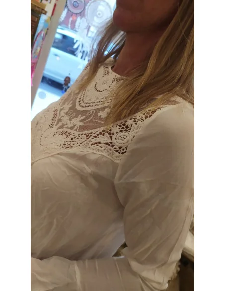 remera-bordada-algodon-premium-detalle-artesanal-kaylash-moda-consciente-calidad