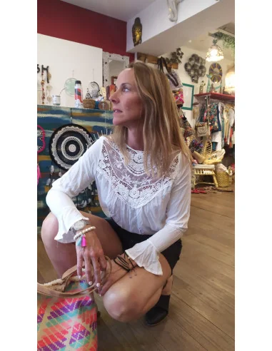 remera-bordada-algodon-premium-detalle-artesanal-kaylash-moda-consciente-calidad